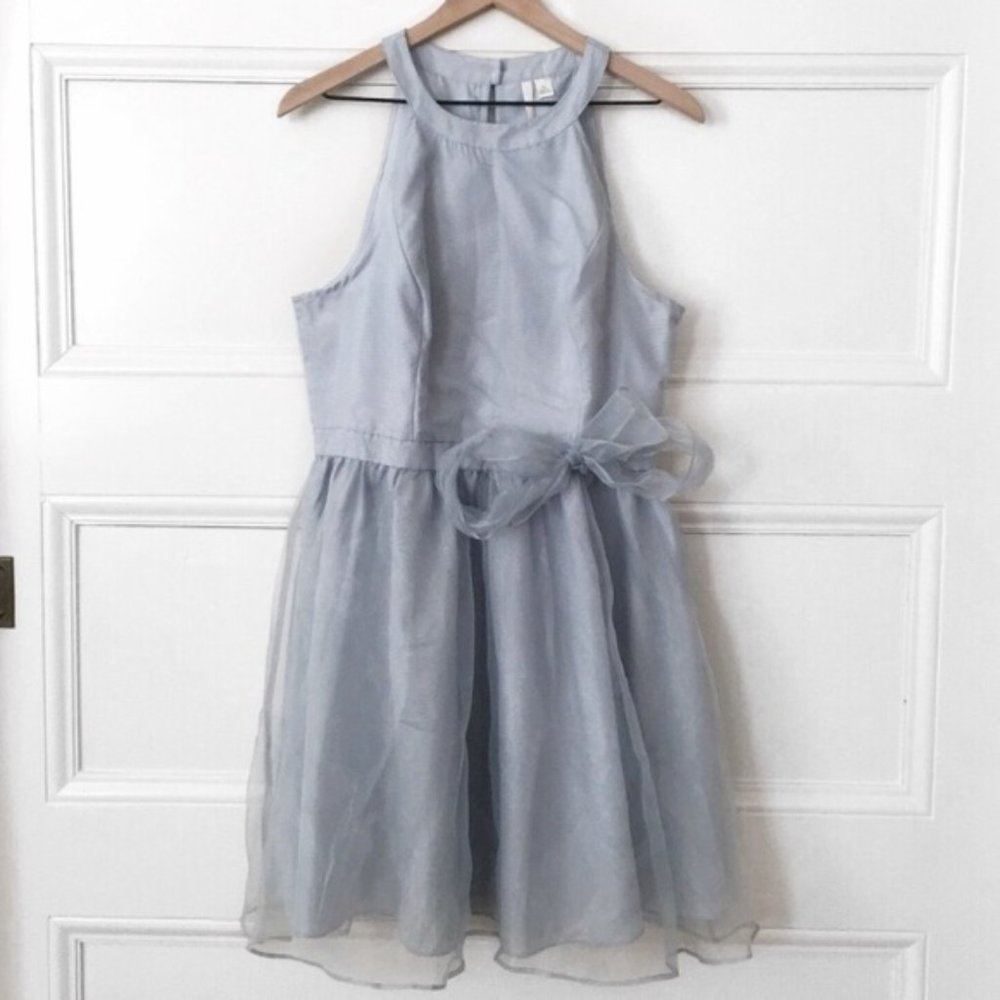 Woman’s Sleeveless Halter Dress